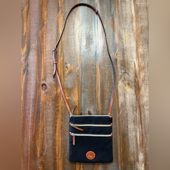 Dooney & Bourke North South Triple Zip Crossbody EUC - Picture 2 of 6